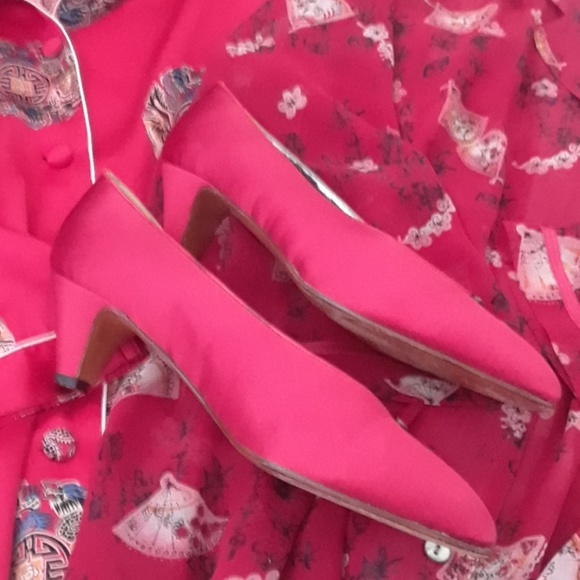 GUCCI..VINTAGE "RED SILK PUMPS" - Picture 4 of 8